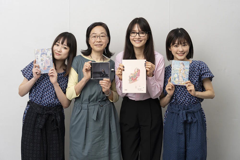 ``In This Corner of the World´ တေးဂီတ၏ မူရင်းရေးသားသူ Fumiyo Kouno သည် အစမ်းလေ့ကျင့်ခန်းသို့ သွားရောက်ခဲ့သည်။ Konatsumi (Suzu), Sakurako Ohara (အတူတူ) နှင့် Angela Aki (ဂီတ) တို့နှင့် စကားပြောနေသည်