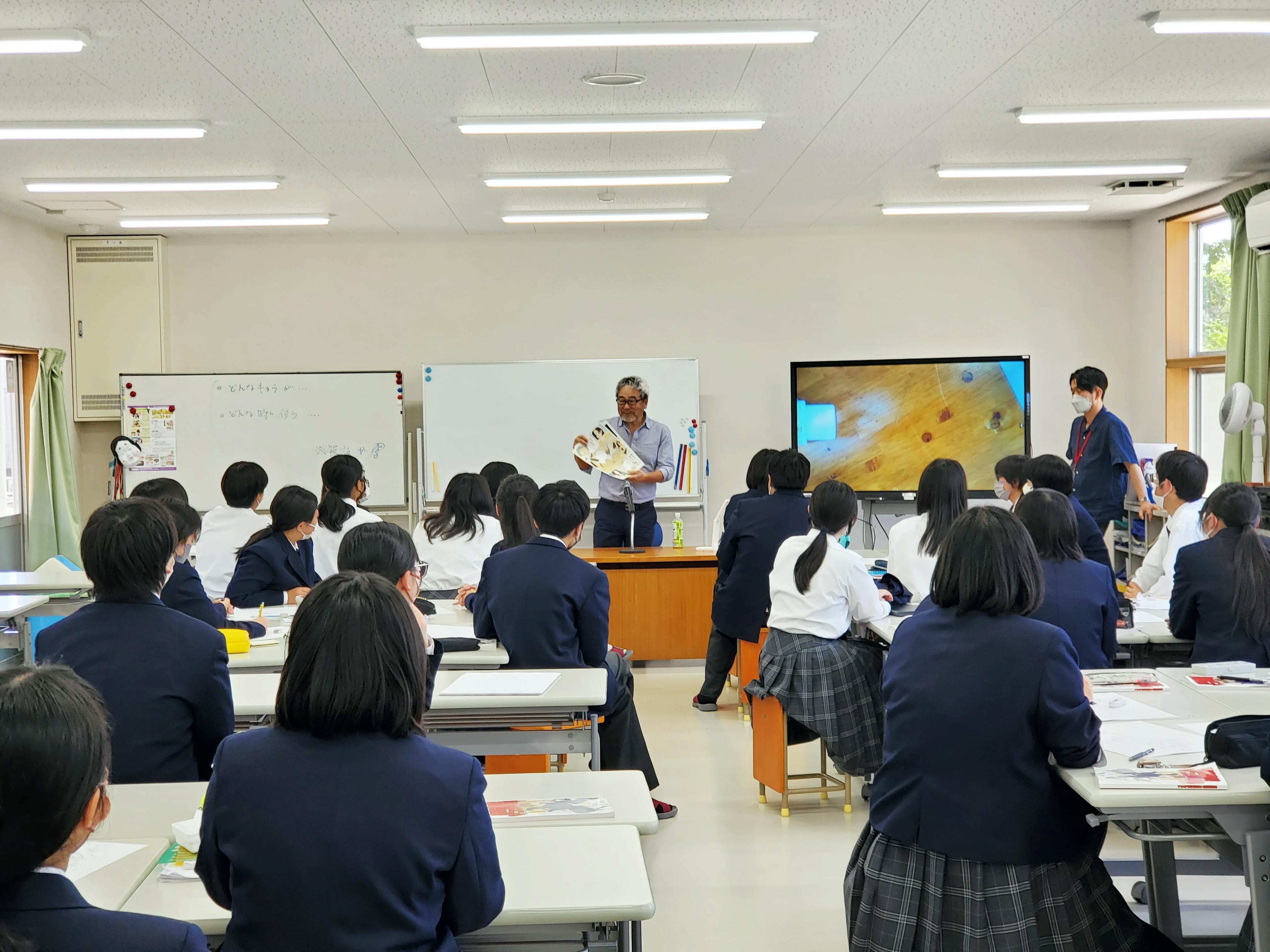 An article about Takamori High School Manga Department was published in "Monthly Keidanren"